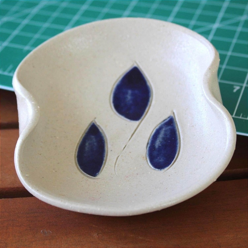 Williamsburg Pottery Factory Inc Stoneware Trinket Dish Blue Leaves Cream 4.5"
